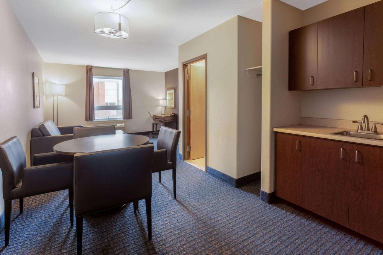 Super 8 By Wyndham Lachenaie/Terrebonne Esterno foto